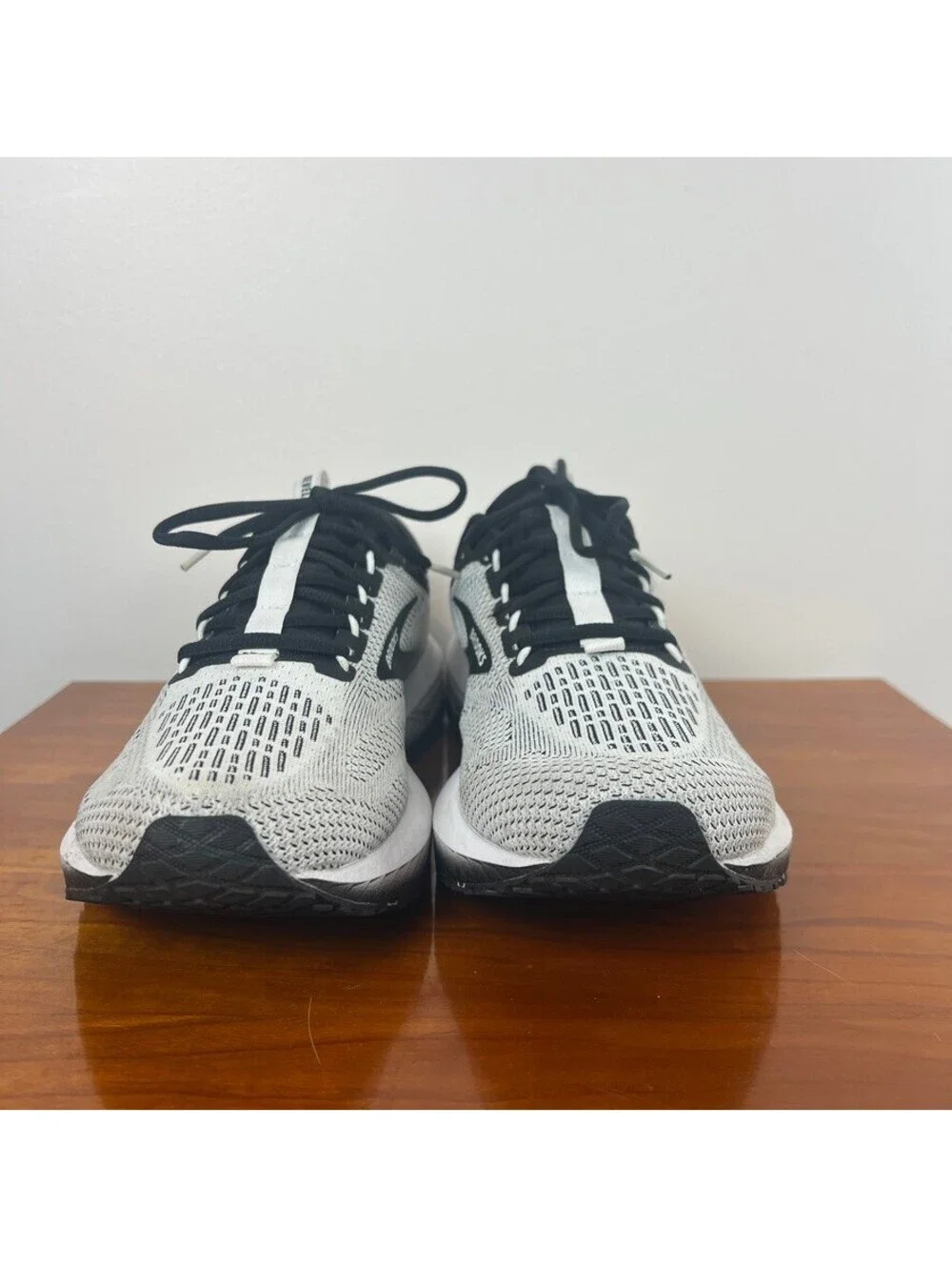 Brooks Revel 7 Running Shoes White Black Men's Size 10 D Like New Sneakers